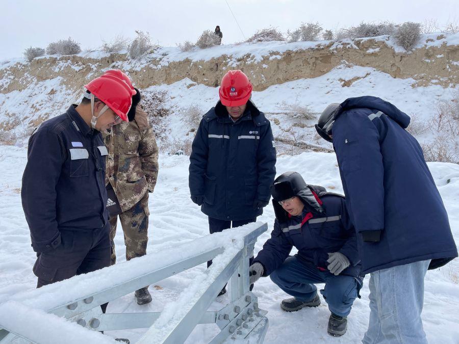 技術(shù)人員講解組塔注意事項（攝影：姚旻璐）