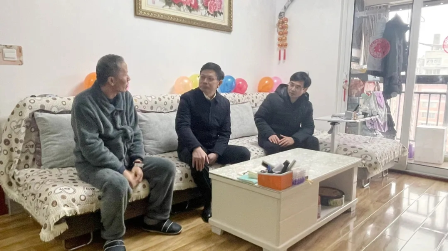 涂山峰慰問鄂州發電公司生活困難職工